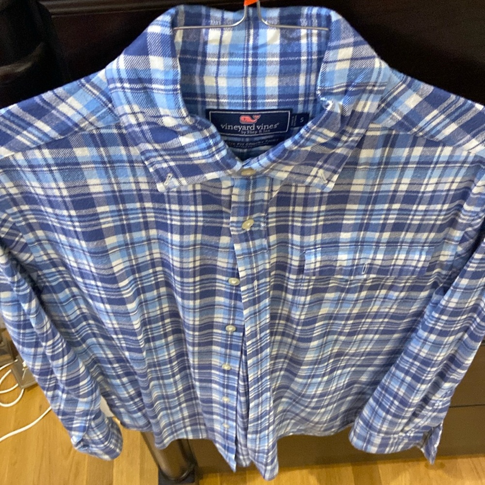 Men’s size S Vineyard Vibes Classic Fit Crosby Shirt  Blue pattern.